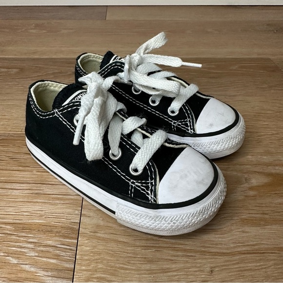 Converse Toddler Unisex Size 6 Chuck Taylor All Star Low-Top Sneakers - Picture 1 of 10